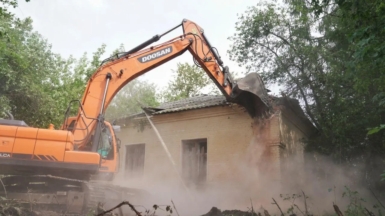 В округе Домодедове приступили к сносу бывшего здания психиатрической  больницы | РИАМО