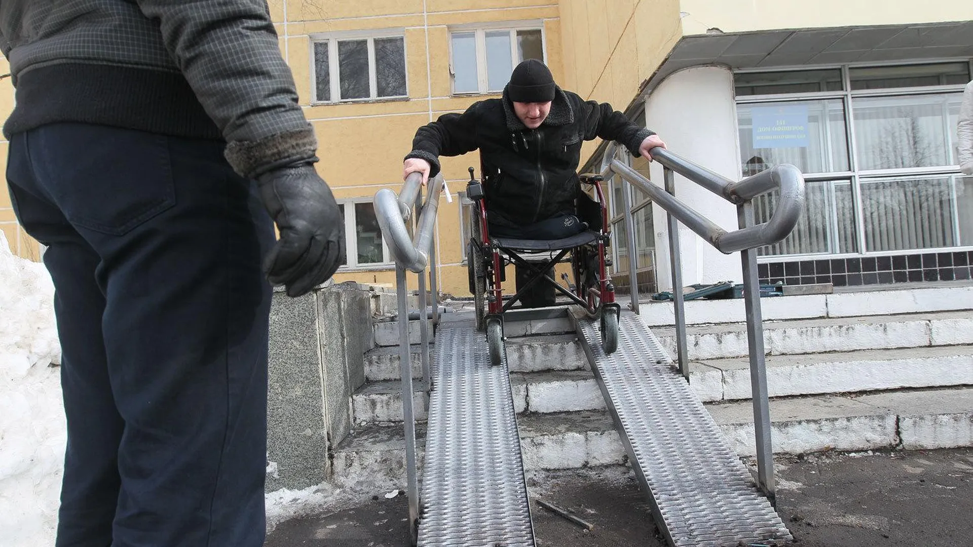 Несколько домов Чеховского района оборудовали пандусами для инвалидов