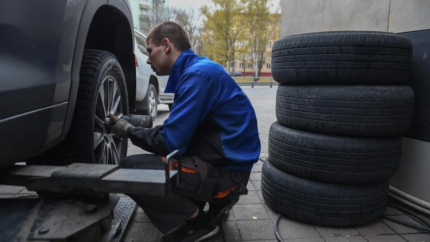 Основной поток желающих поменять резину на авто в Москве ожидают при  серьезных холодах | РИАМО