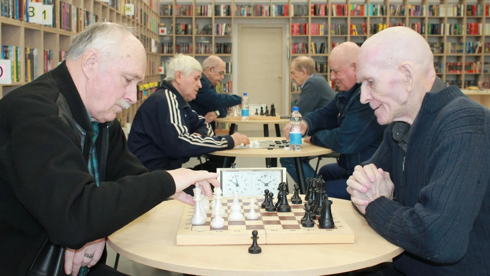 Долголеты из Шатуры отметили День космонавтики шахматно-шашечным турниром