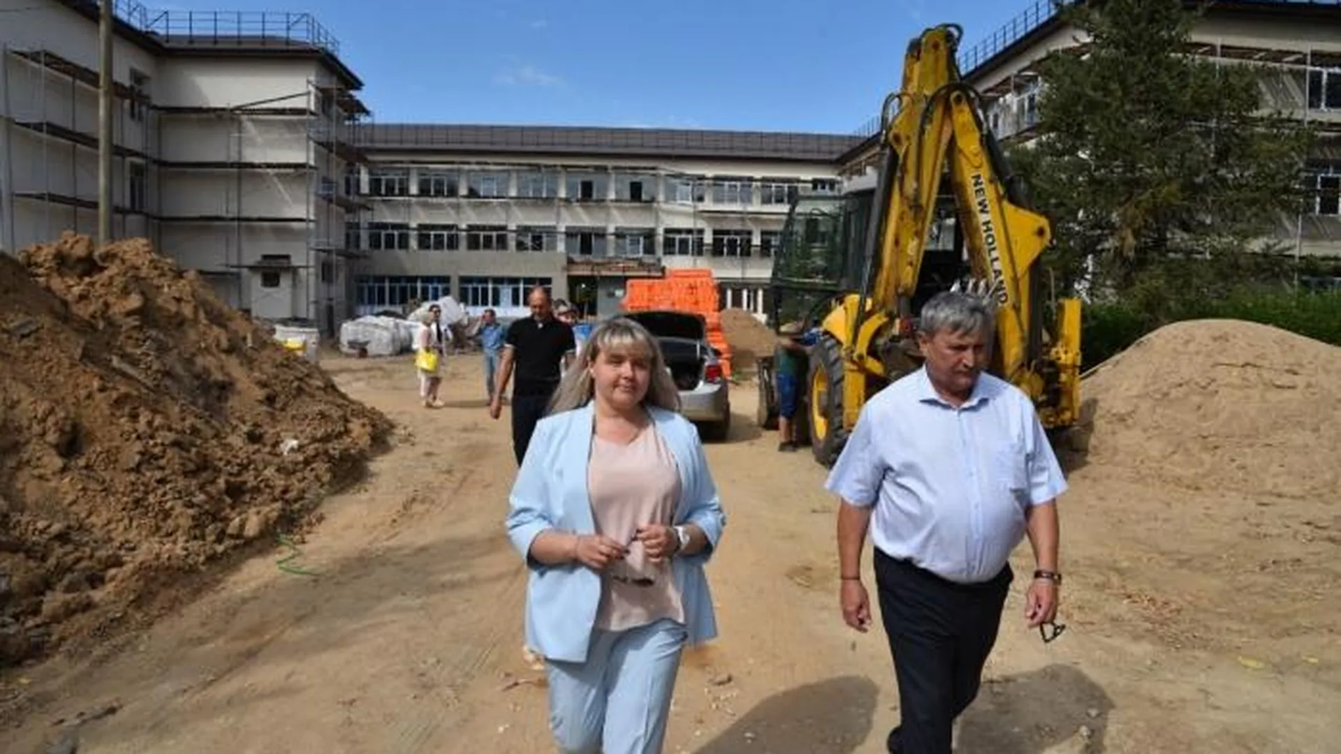 Депутат осмотрел ход работ по капитальному ремонту в Лотошинской школе №1