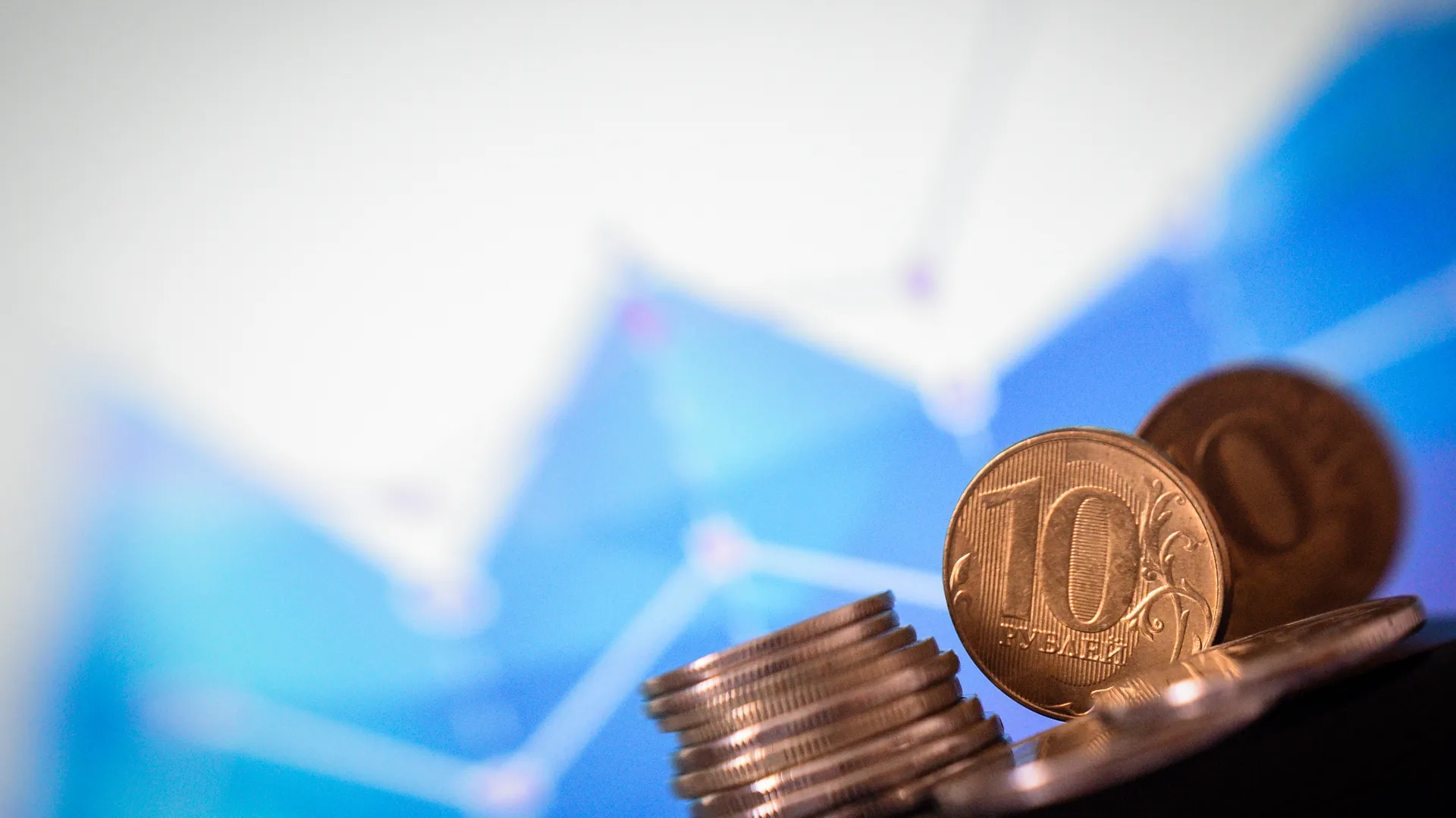 Эксперт заявил, что ослабленный рубль вызвал дисбаланс спроса на валюту