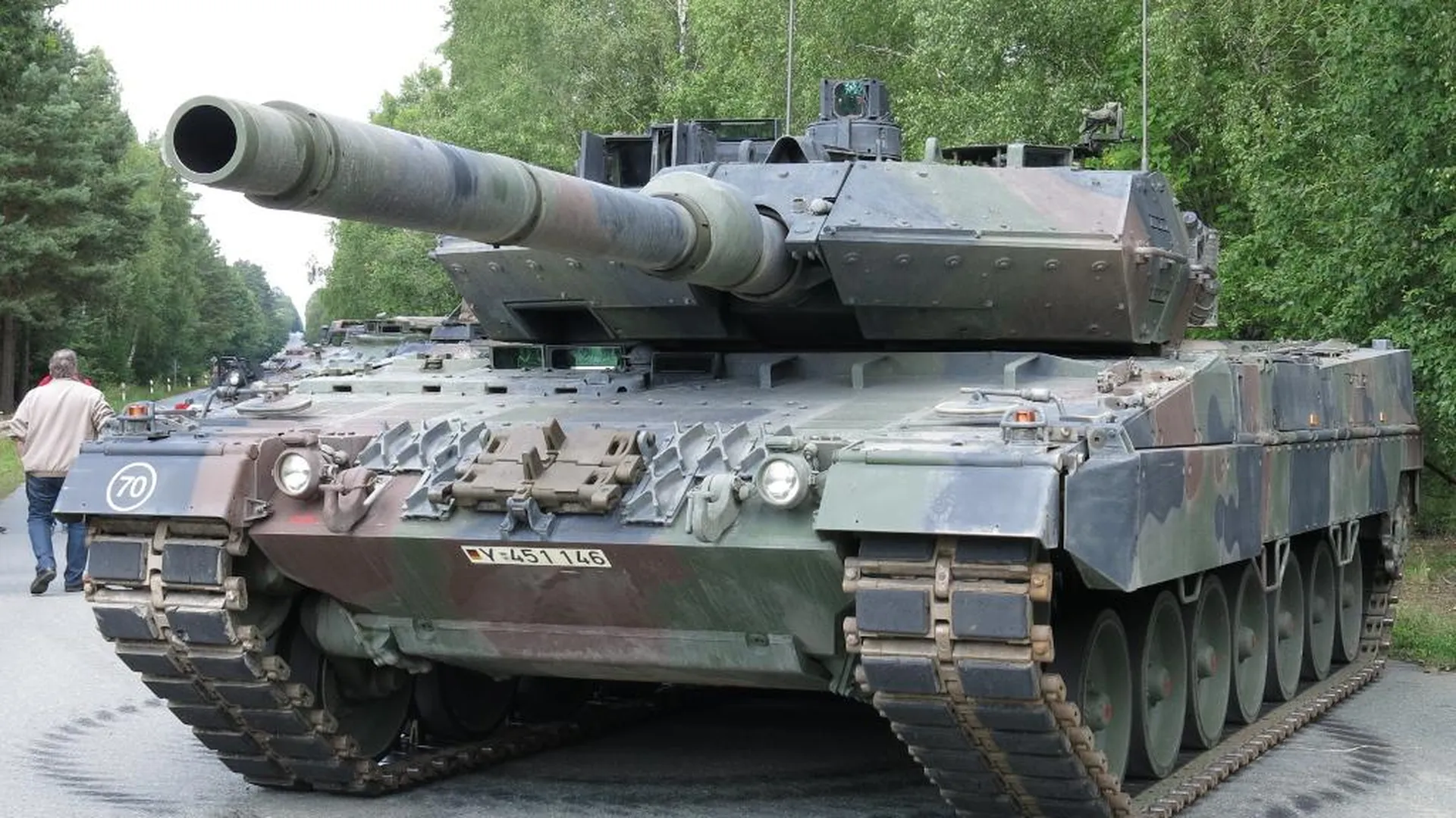 Захваченный танк Leopard 2 покажут в столичном Парке Победы