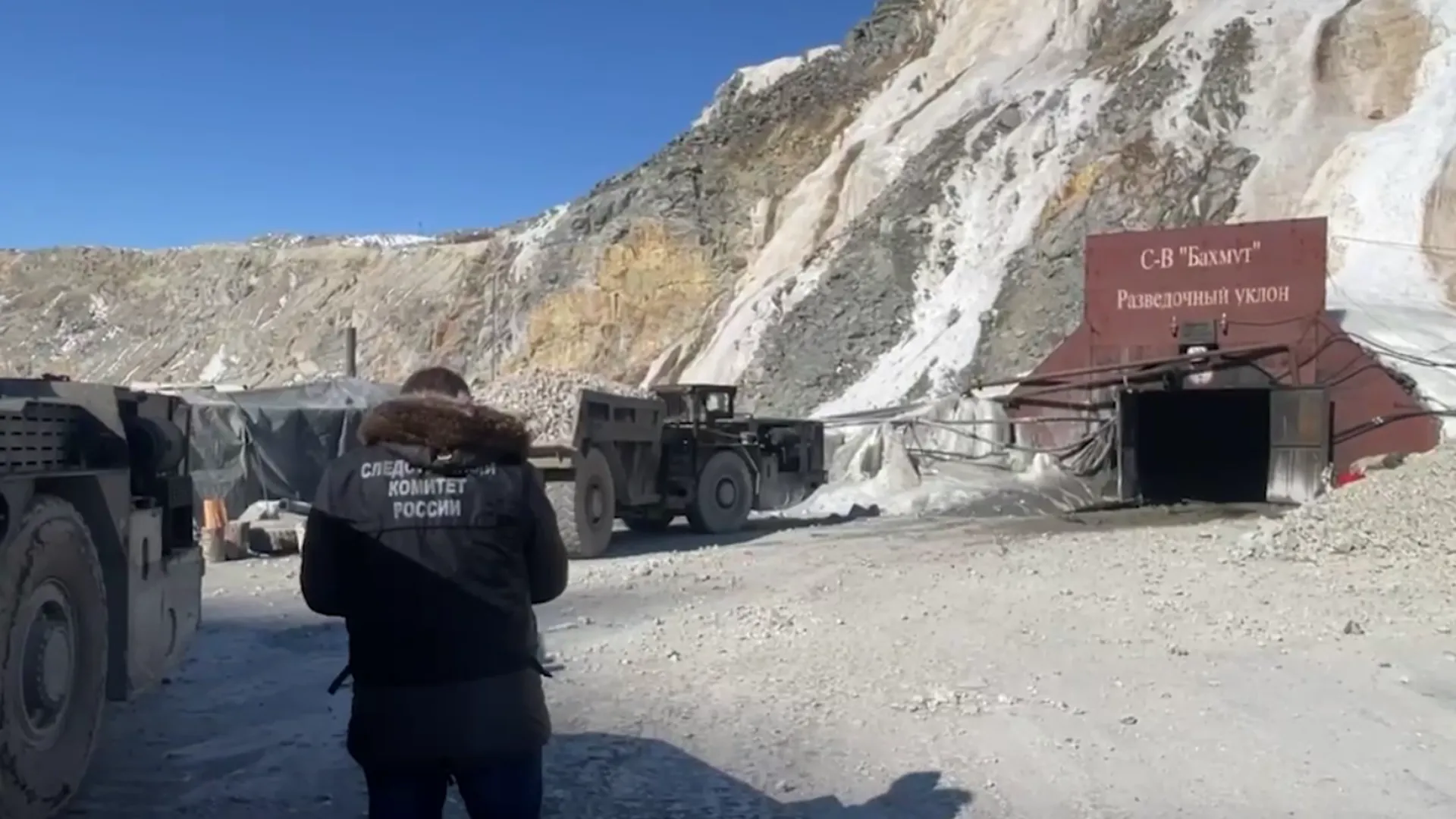 Спасатели начали бурение третьей скважины на руднике «Пионер» в Приамурье