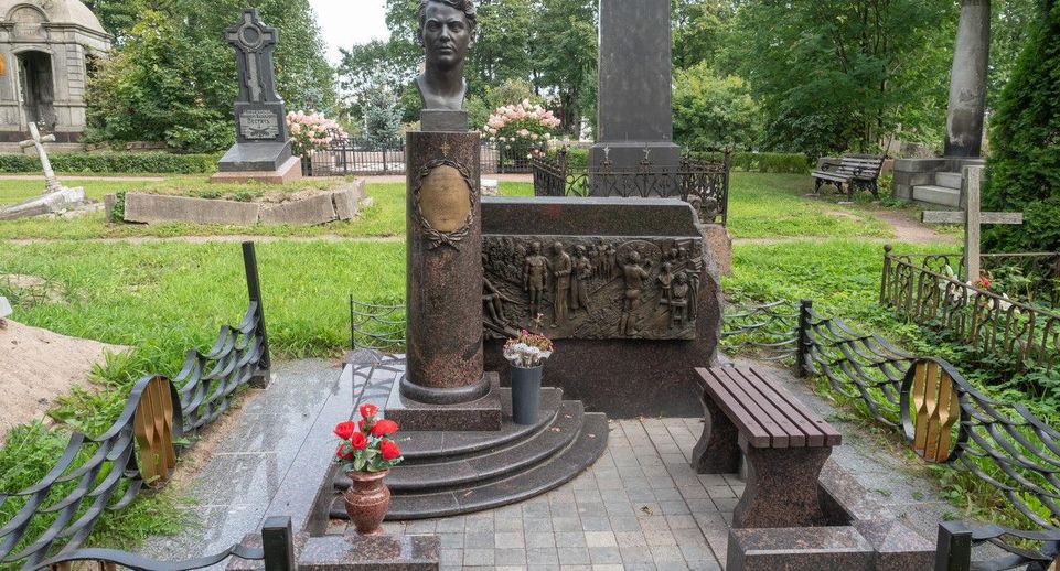 В Петербурге с могилы олимпийского чемпиона Тюкалова украли бронзовые детали