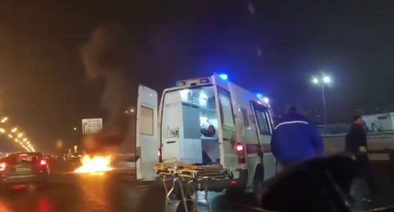 На МКАД в ДТП одна из двух машин перевернулась и вспыхнула