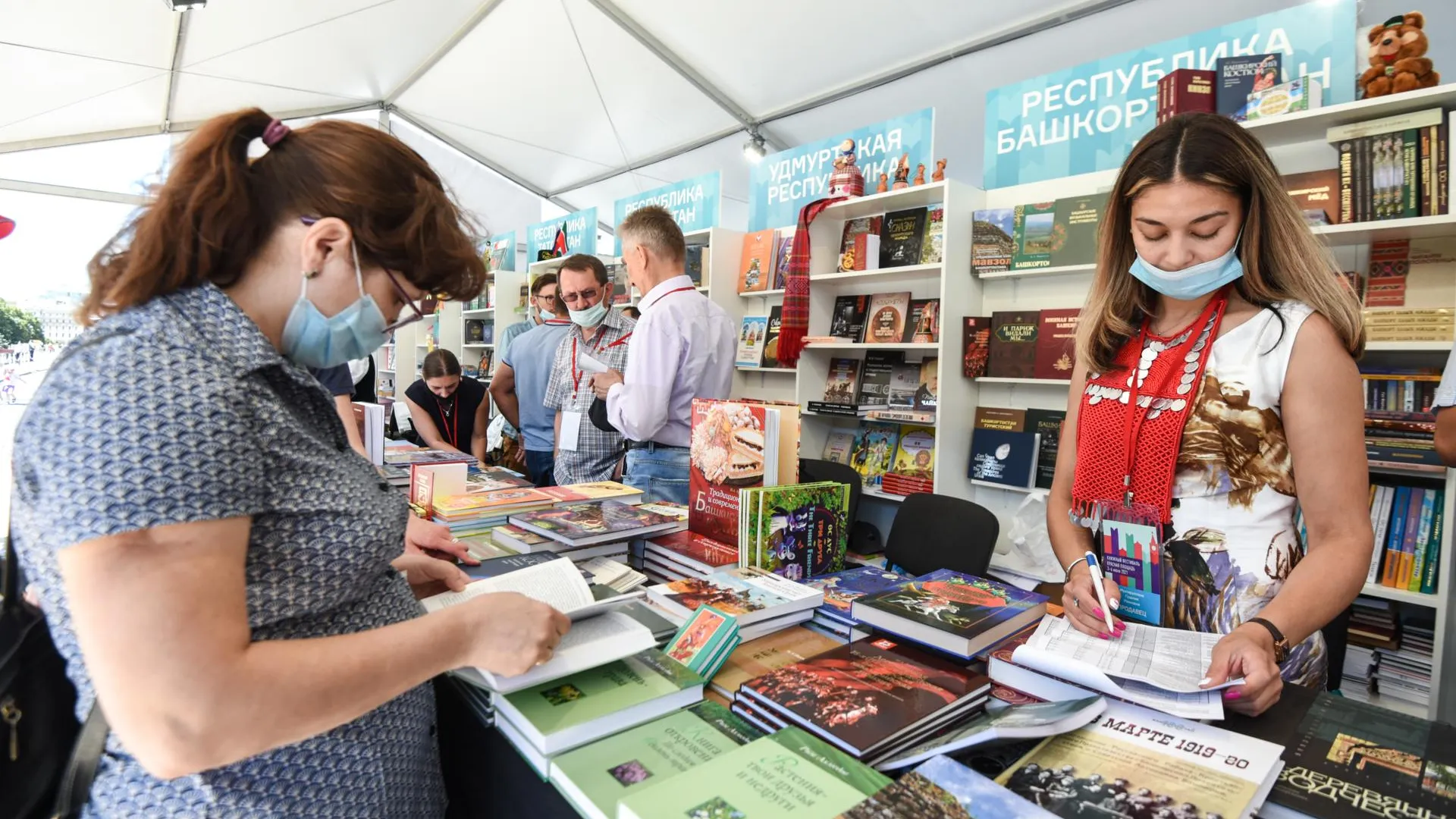 Литературный праздник на Красной площади: ажиотаж, знаменитые писатели и низкие цены