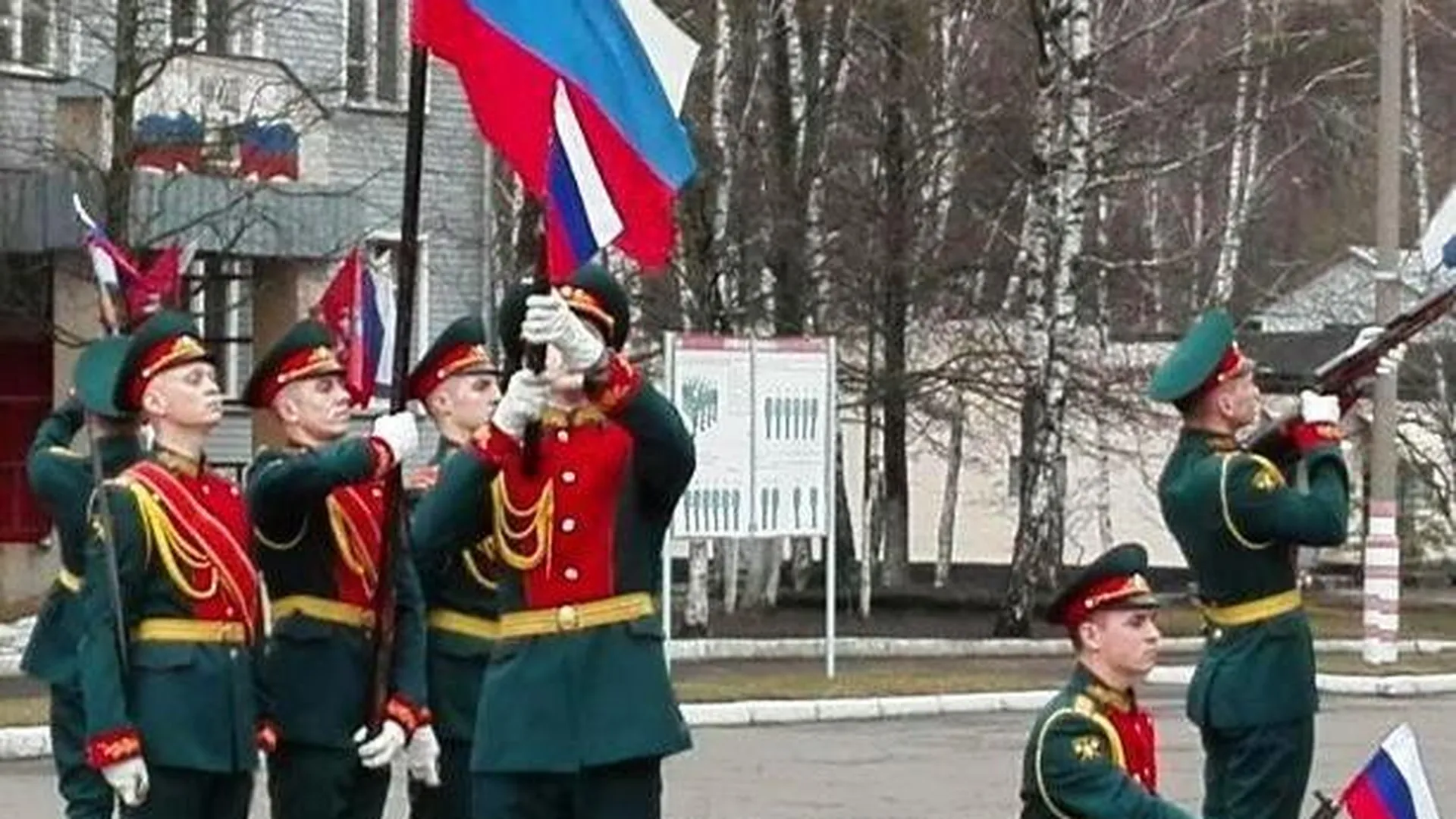 Юноши Люберецкого района посетили батальон Семеновского полка в День призывника