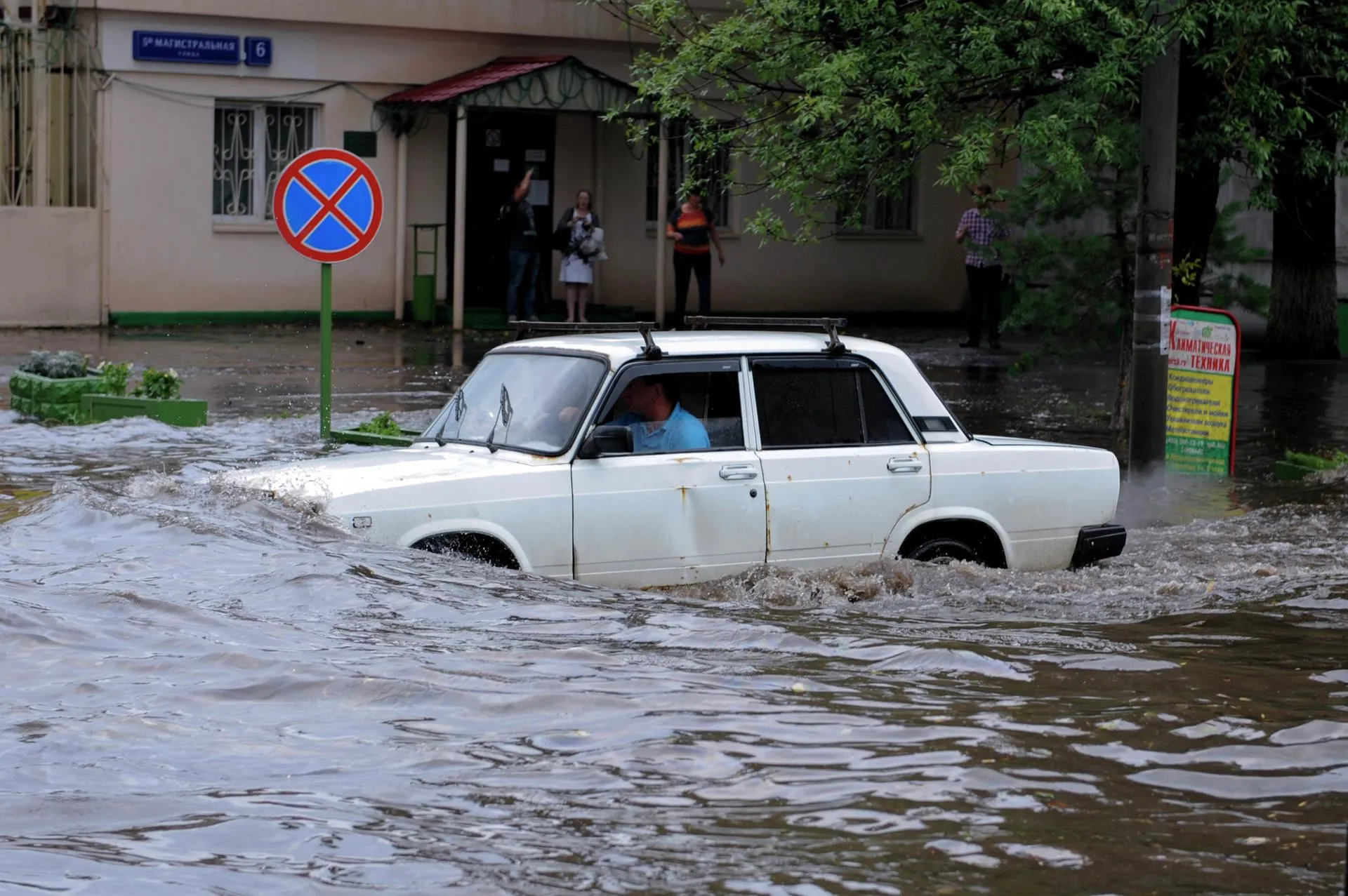 Как защитить автомобиль от воды и восстановить его после затопления | РИАМО  | РИАМО