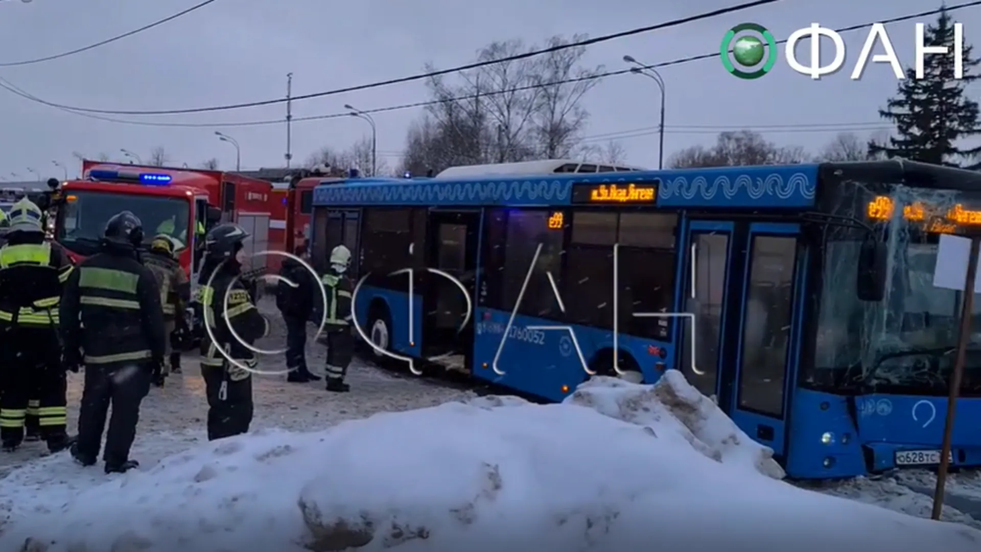 Опубликованы кадры с места столкновения такси и автобуса в Москве | РИАМО