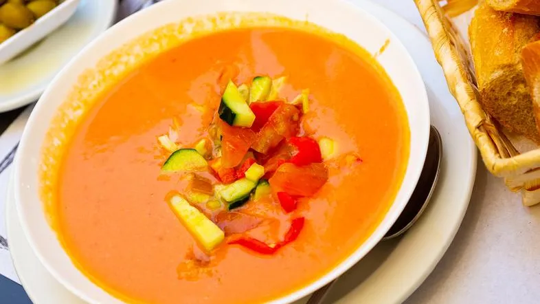 Гаспачо, чалоп и холодник: 6 рецептов холодного супа на лето