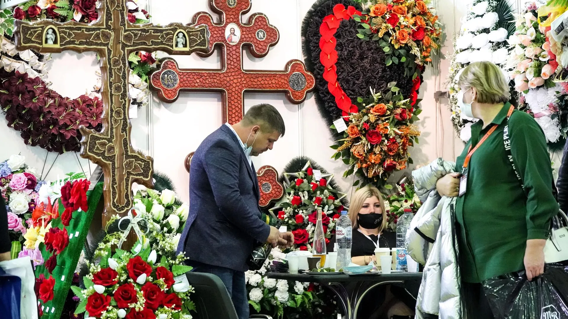 Показ мод в гробах и духи «Похоронное бюро»: что представили на выставке «Некрополь‑2021»