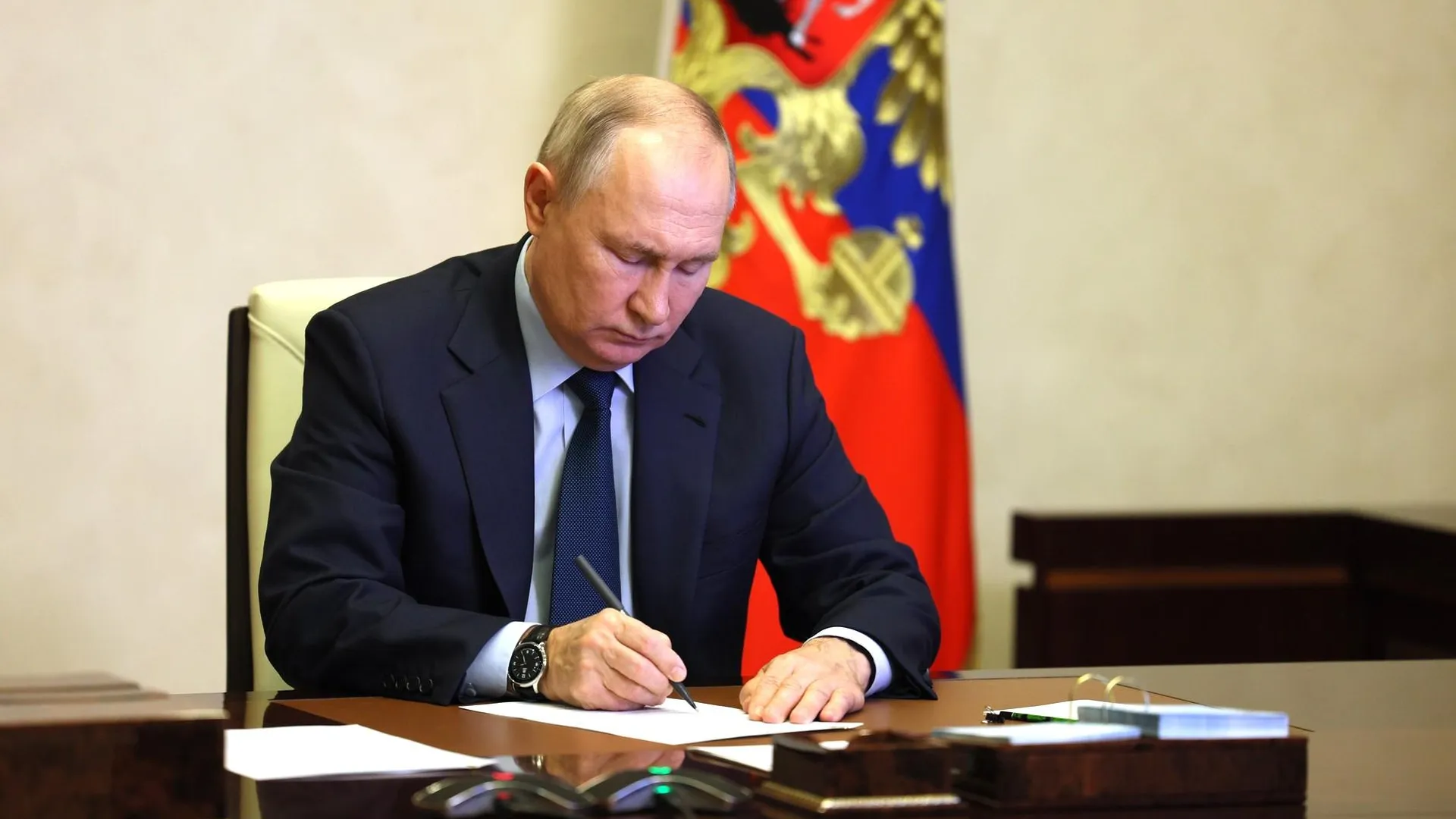 Путин поручил обеспечить автоматическое подтверждение права отсрочки от призыва