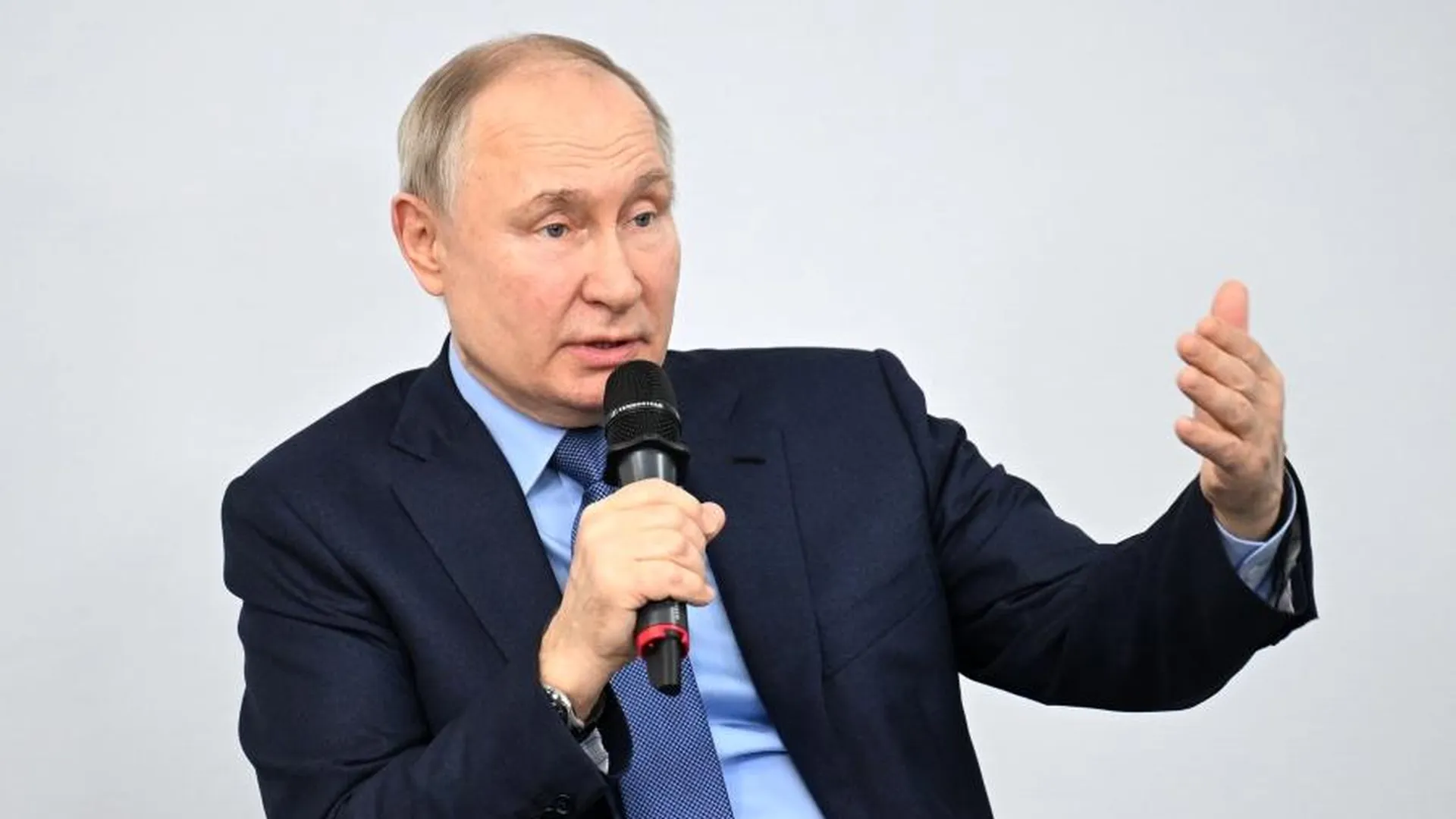 Путин: радует, что многодетность в России становится модной