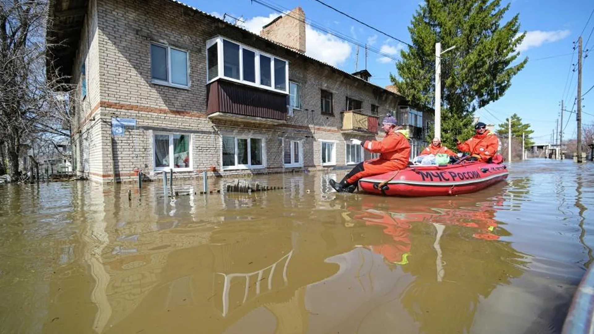Жители Орска показали на видео, как выглядят их дома после затопления