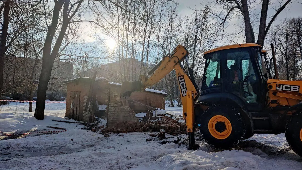 Два заброшенных гаража снесли на Индустриальной улице Подольска по просьбе  жителей | РИАМО