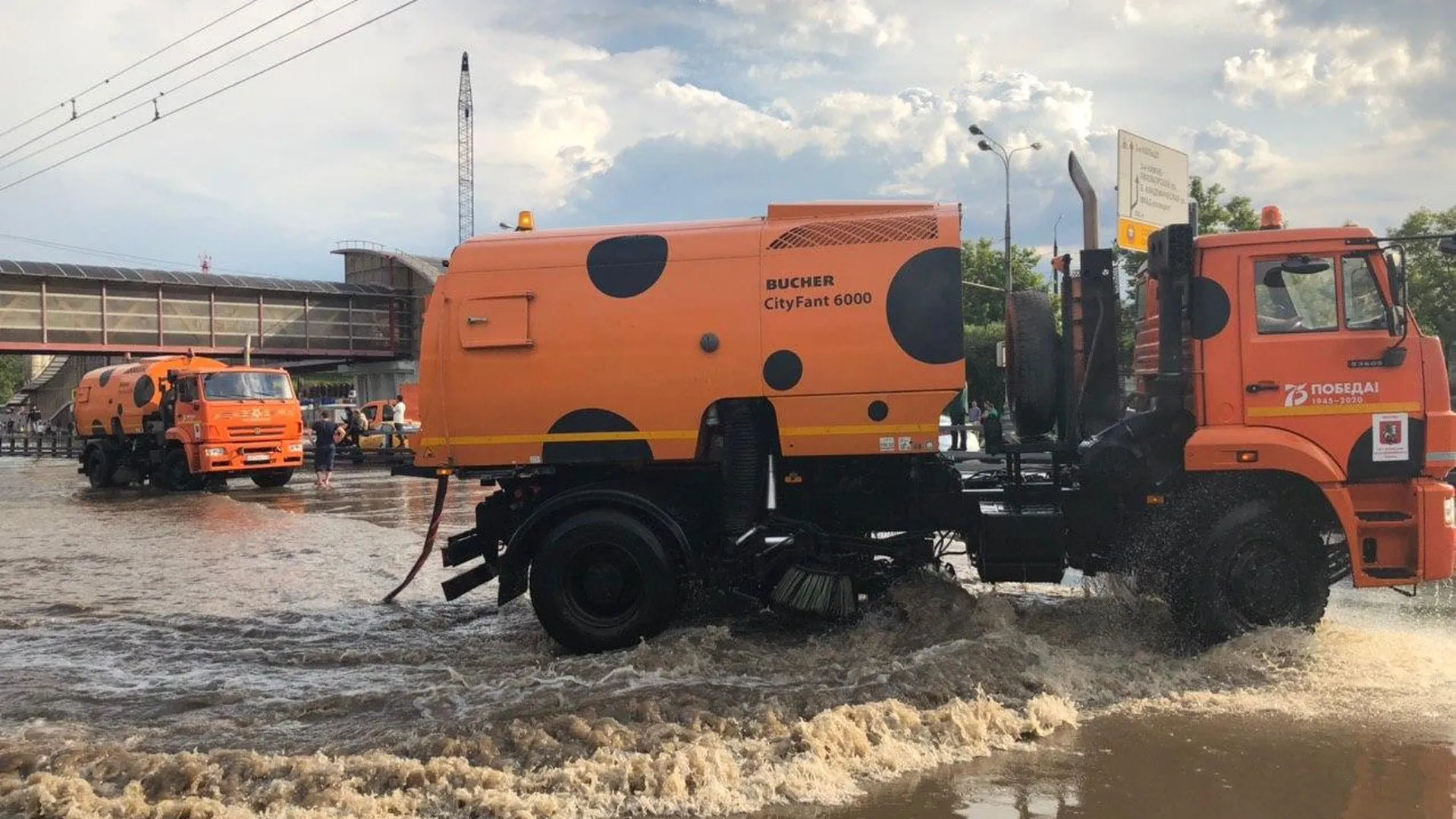 Спецтехника приехала на затопленный участок Дмитровского шоссе в Москве для откачки воды