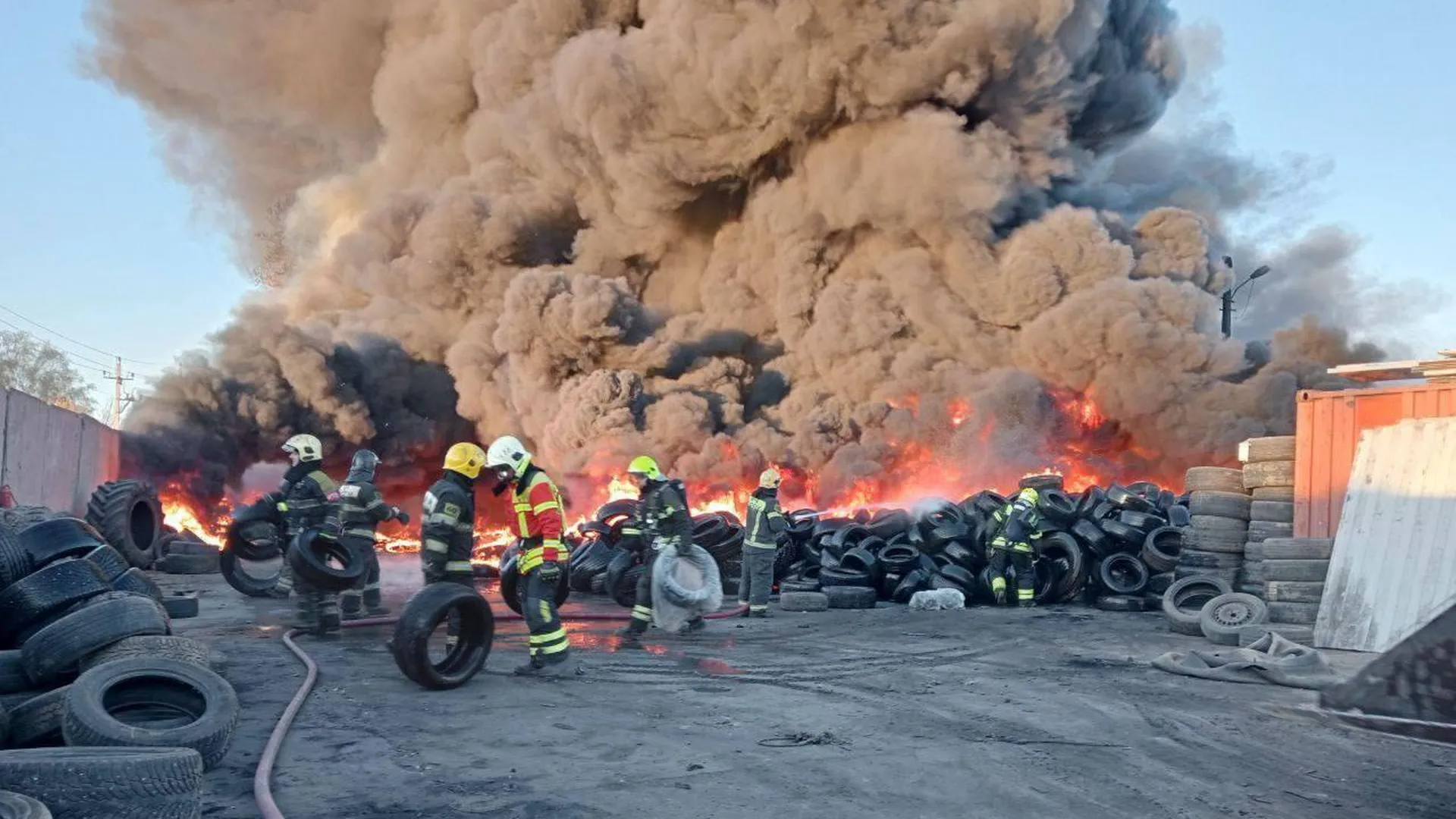 Пожар площадью в 1,5 тыс кв м произошел в цехе по утилизации отходов в Люберцах