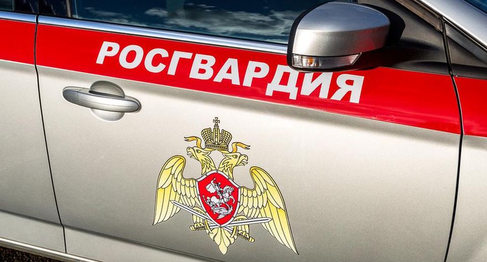 112: внедорожник Росгвардии вылетел на тротуар и сбил женщину в центре Москвы