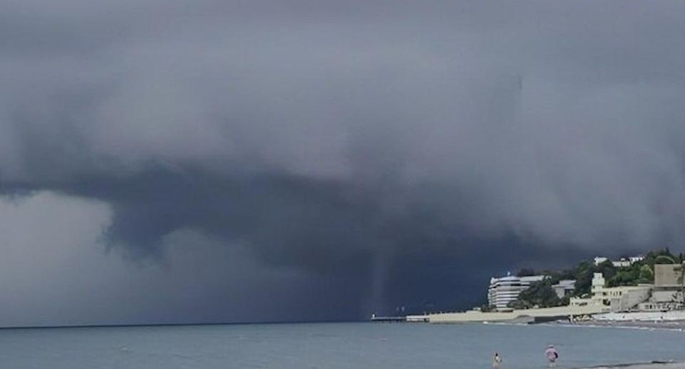 SHOT опубликовал фото мощного смерча над морем в Сочи