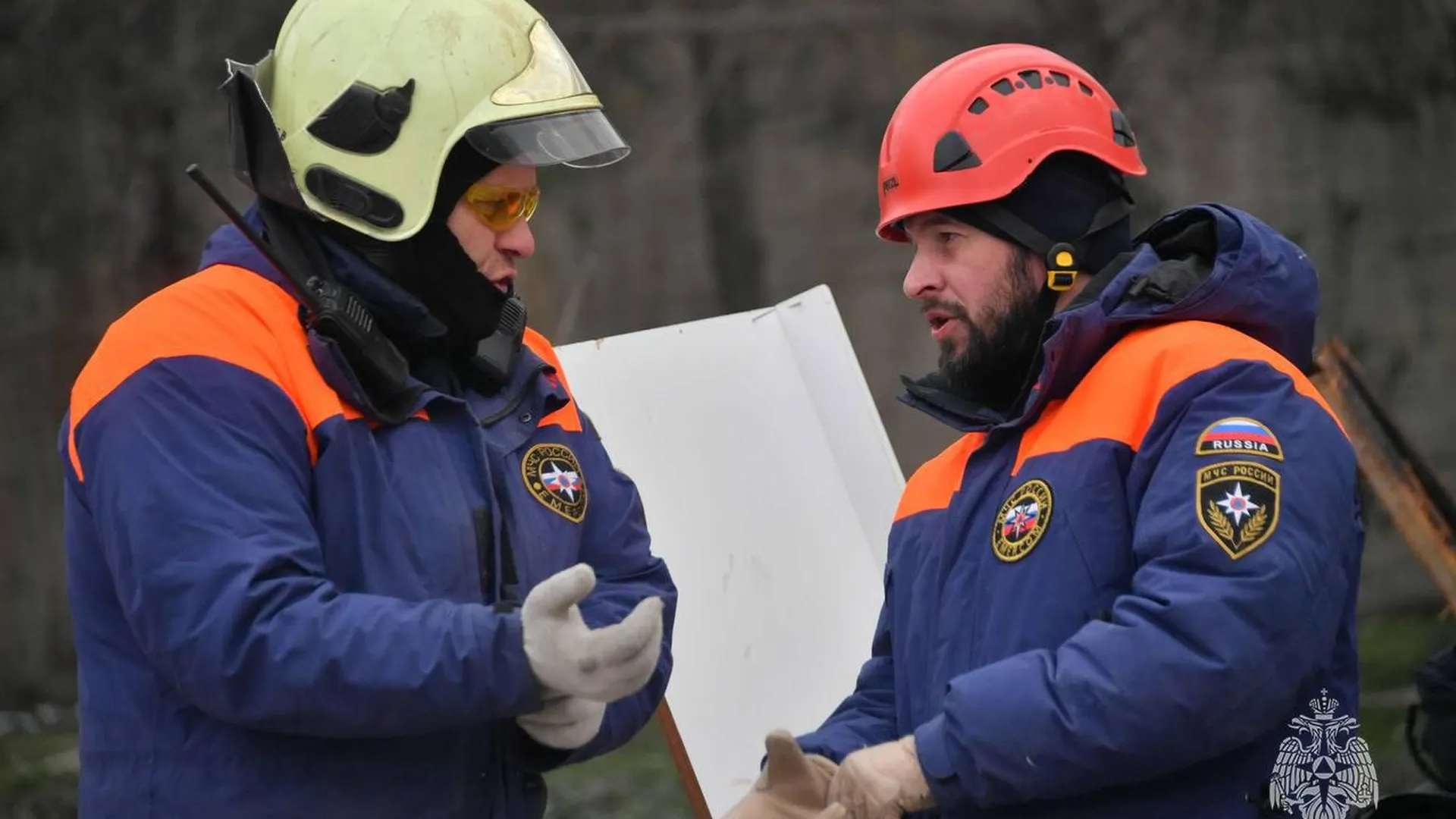 Профессия спасатель. Мчс спасателей гражданских. Профессия спасатель. Спасатель мчс. Мчс спасателей гражданских.
