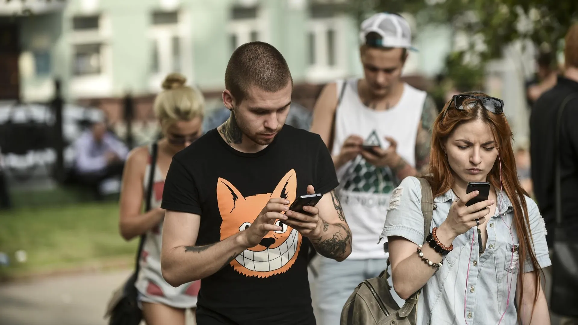 «Раньше модно было курить, сейчас — ловить покемонов» — фанаты Pokemon Go в Москве