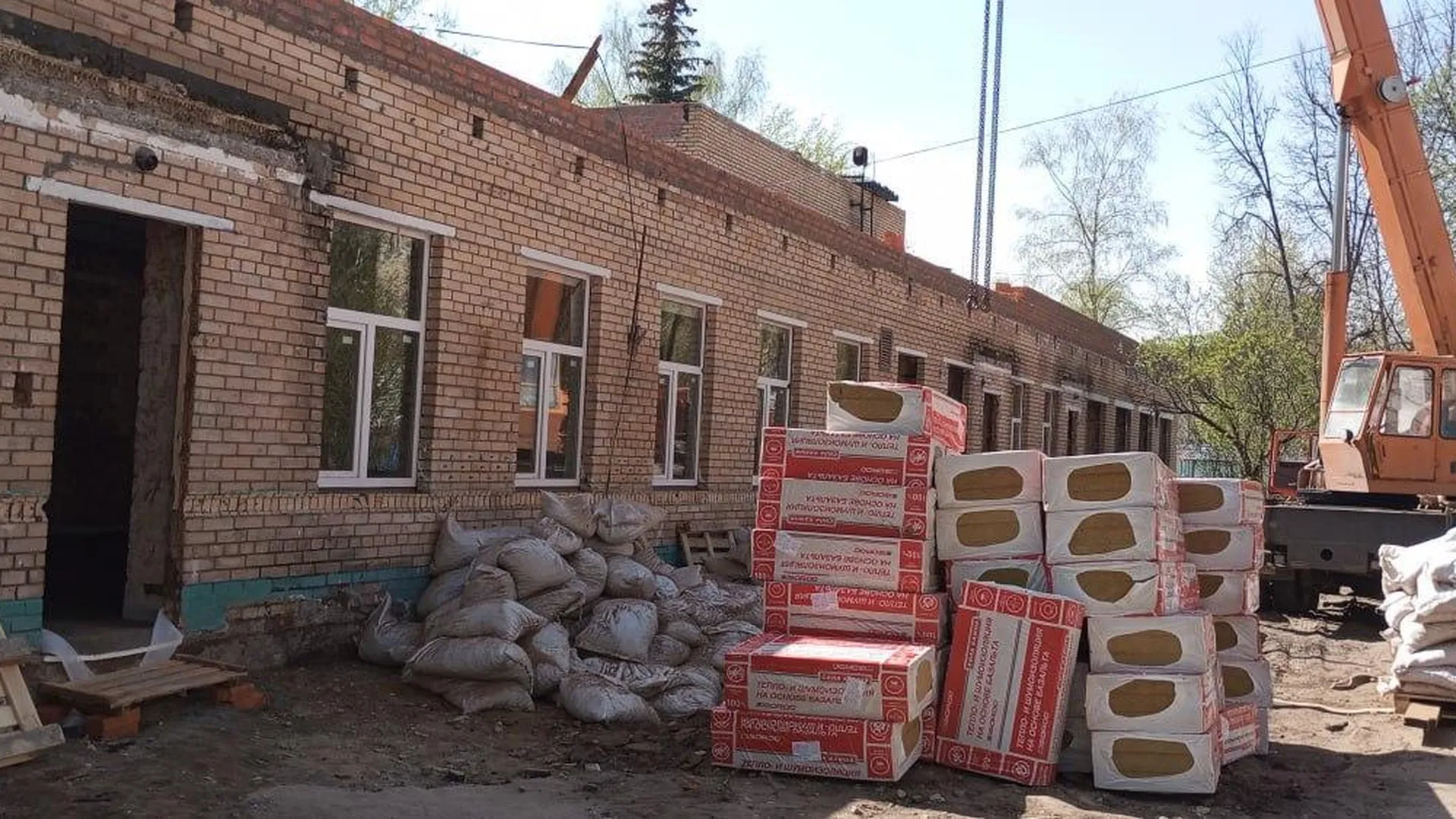 В Балашихе приступили к утеплению фасадов здания детсада «Улыбка»