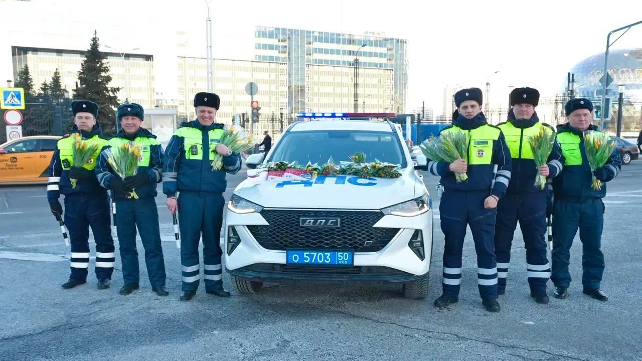 Госавтоинспекция Подмосковья поздравила автоледи с Международным женским днем