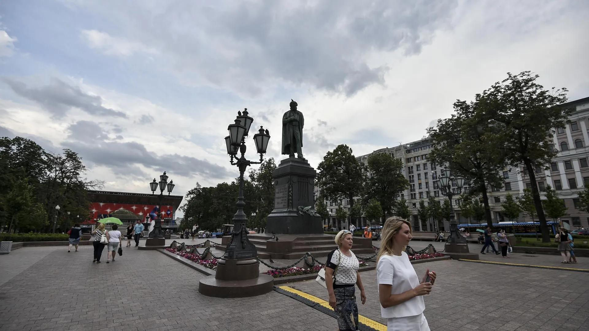 Реставраторы уберут цветник у памятника Пушкину в Москве и положат цепи ограды на землю