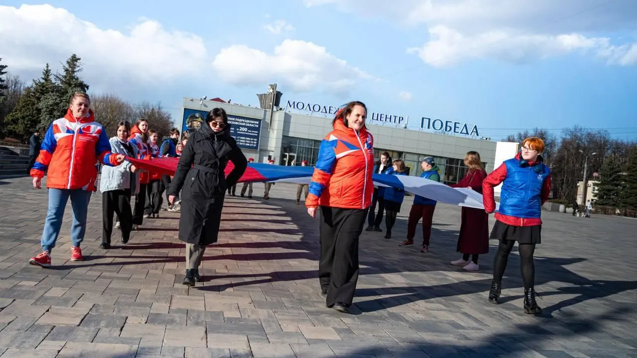 В Домодедово развернули триколор в честь Дня воссоединения Крыма