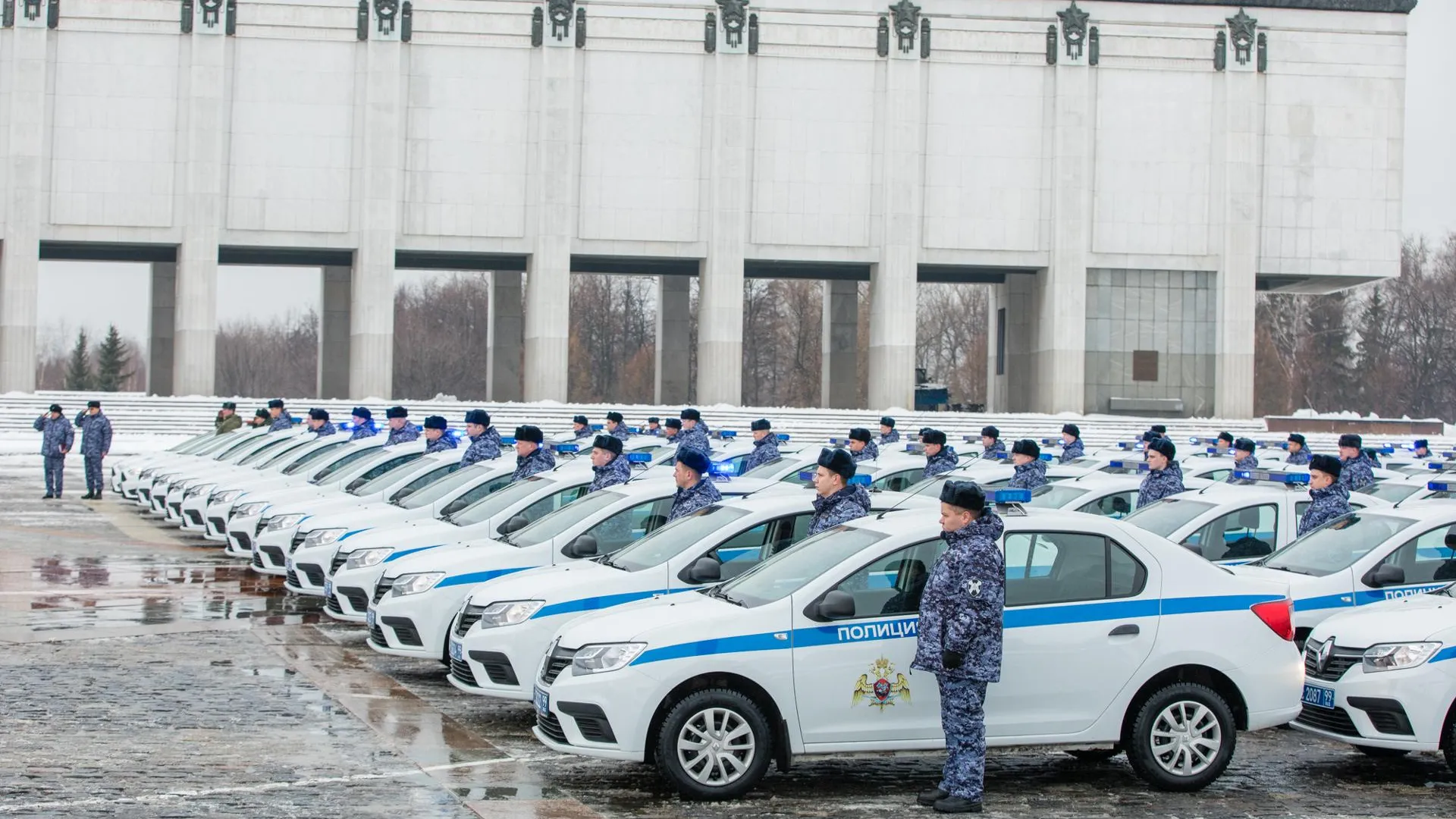 64 новых служебных машины передали автопарку Росгвардии в Москве | РИАМО