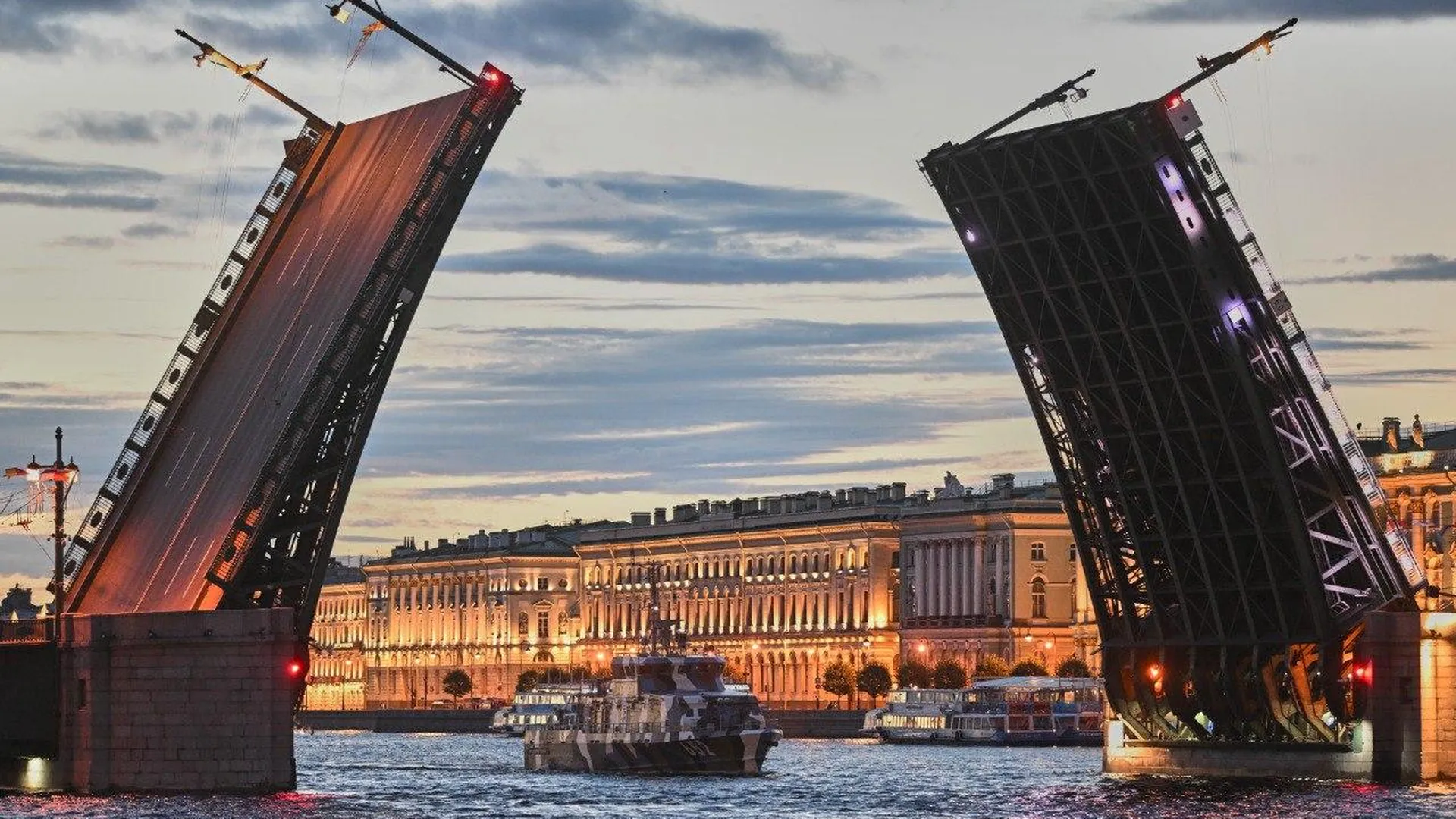 В Петербурге разведут Дворцовый мост в честь 130‑летия Владимира Маяковского