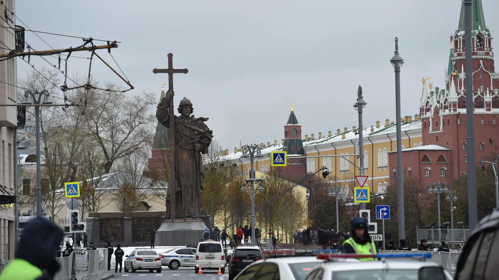 Памятник князю Владимиру открыли на Боровицкой площади в Москве