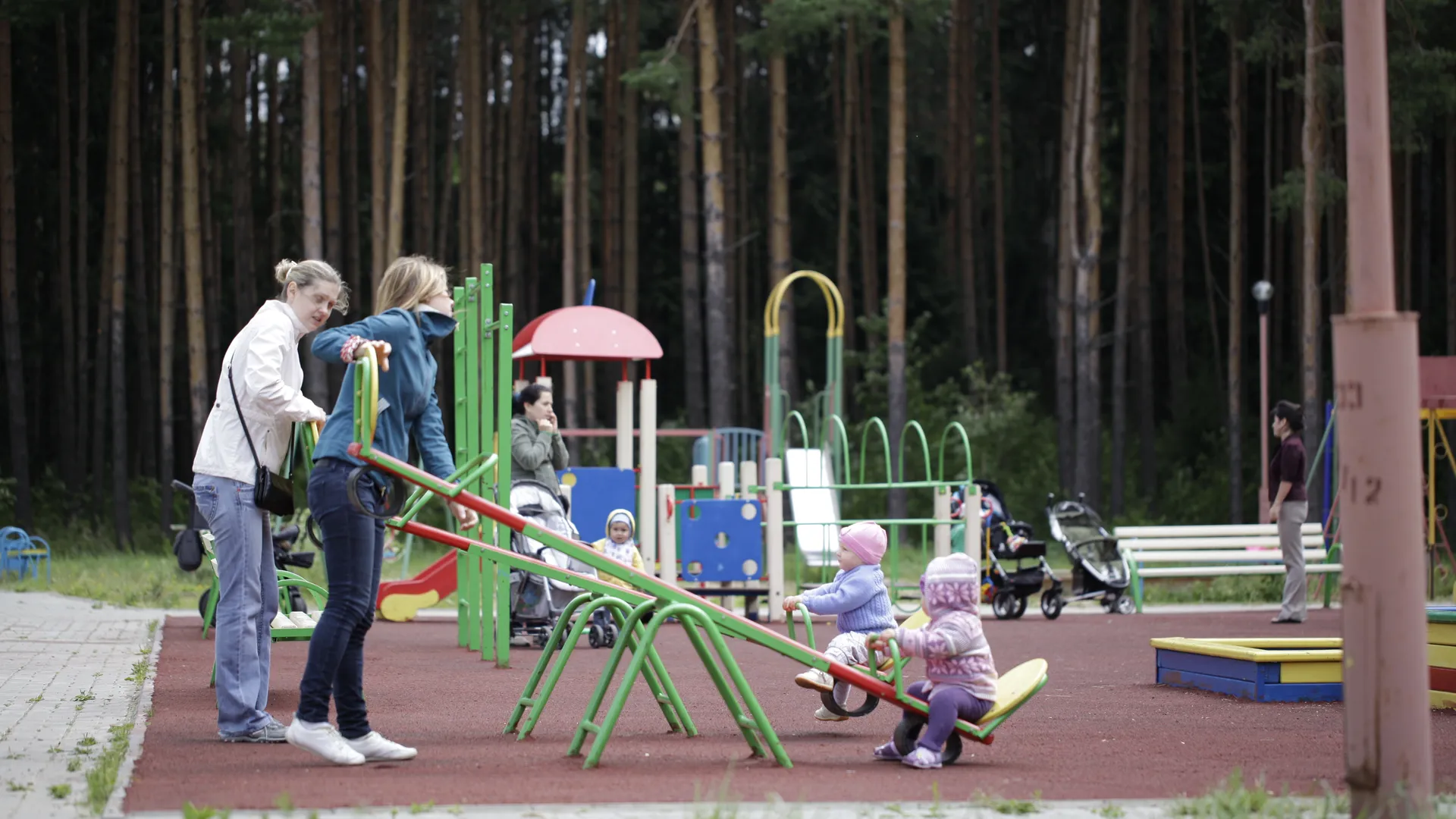 Детскую площадку отмыли на Центральной улице в Солнечногорске