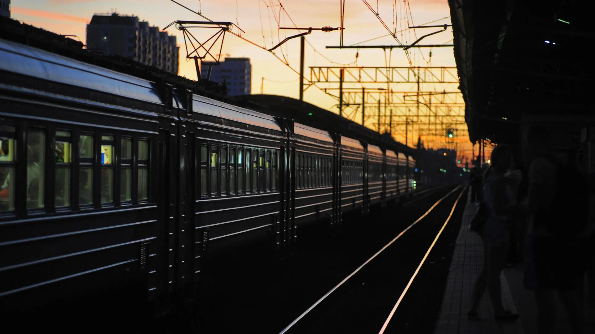 Попавший под поезд в Москве молодой человек умер