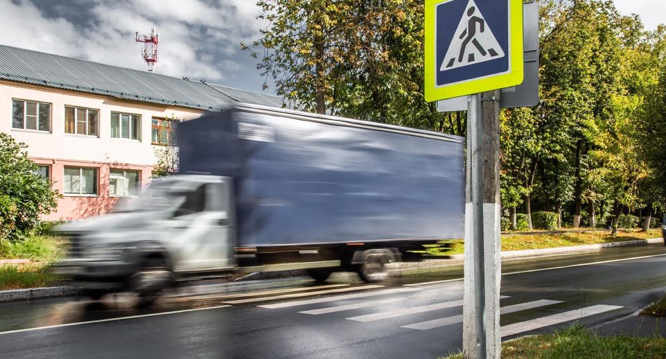 Дорожники отремонтировали знаки на дорогах 9 округов Подмосковья