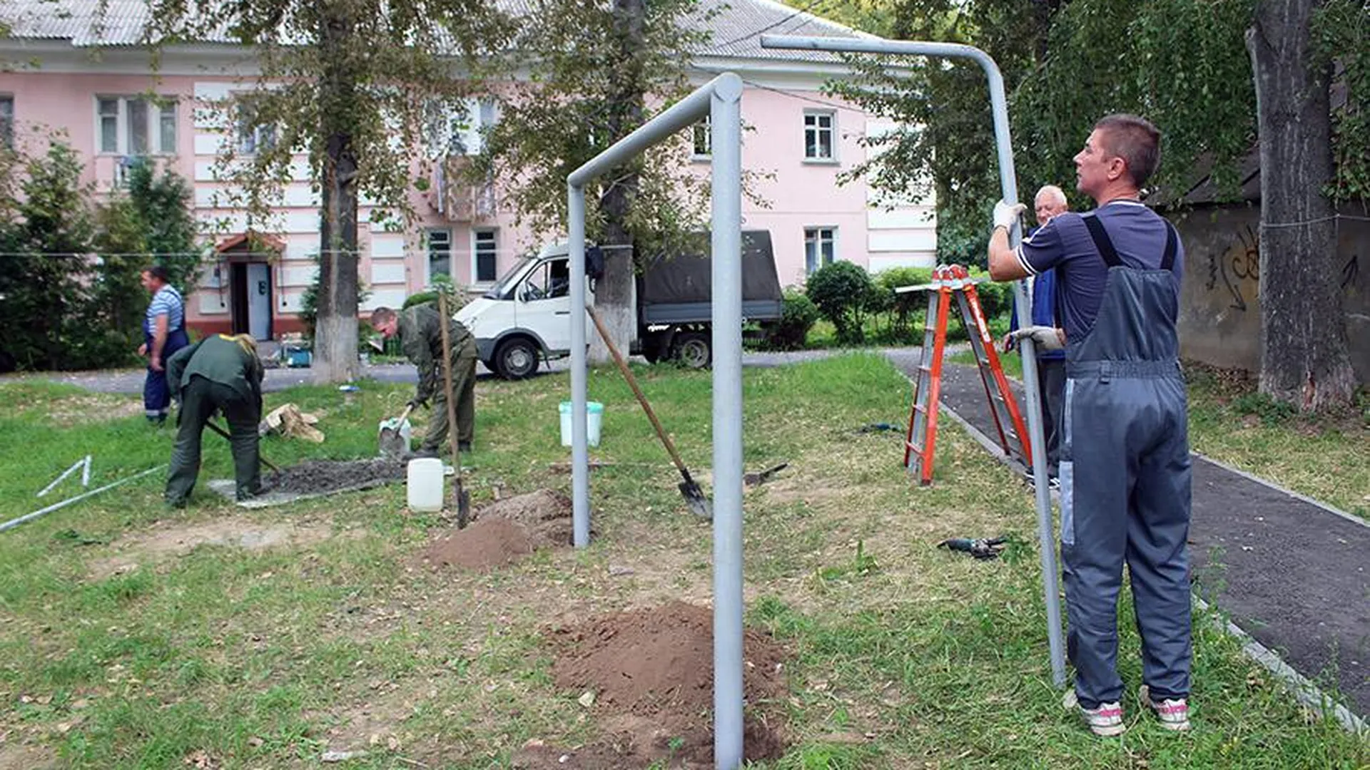 Ворота для мини‑футбола установили во дворе многоэтажки Коломенского округа  | РИАМО