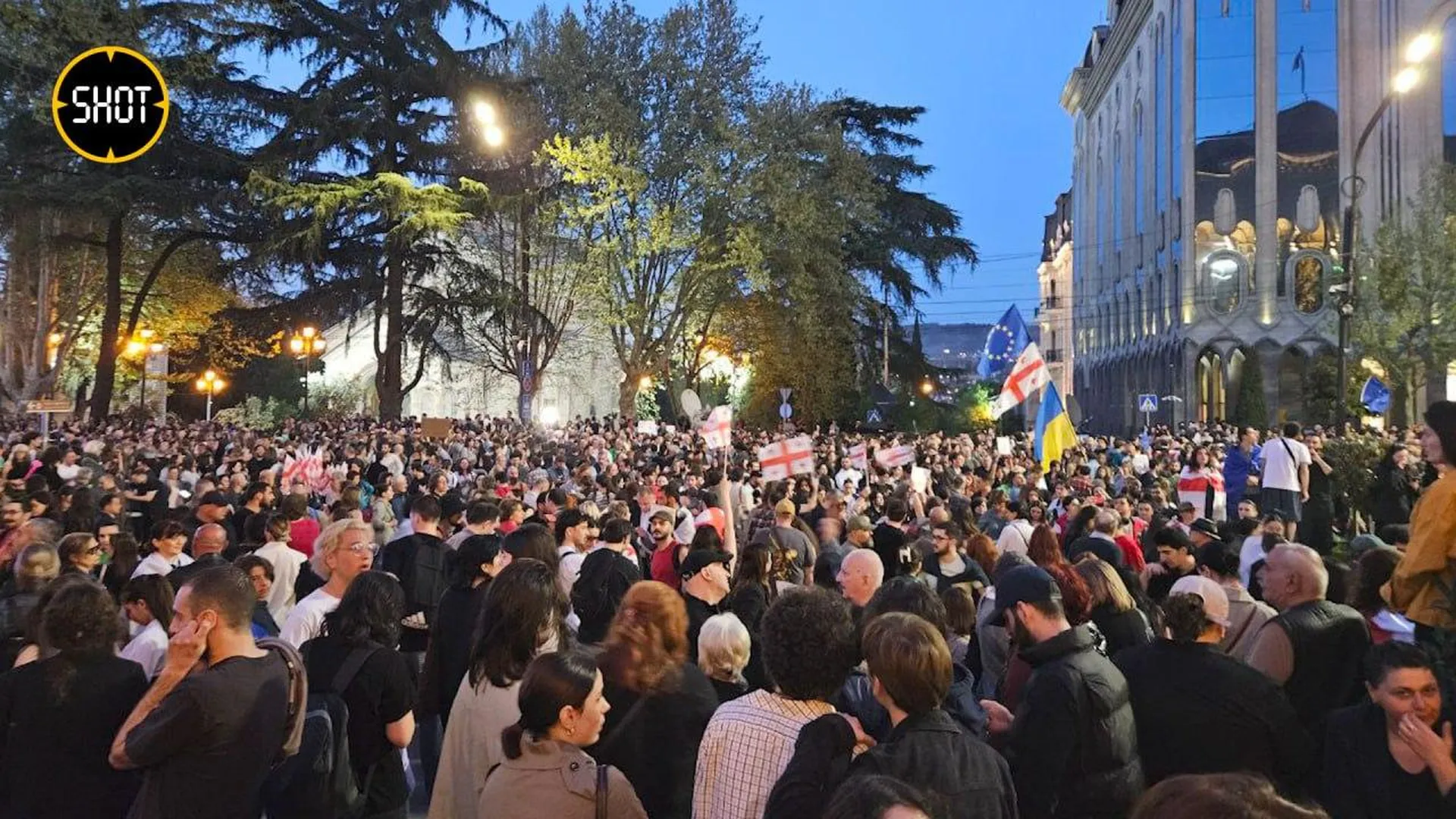 В Тбилиси тысячи человек снова протестуют против закона об иноагентах