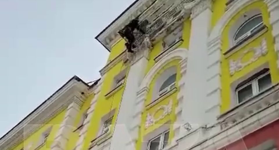 Промышленный альпинист сорвался вниз со здания в Норильске | РИАМО