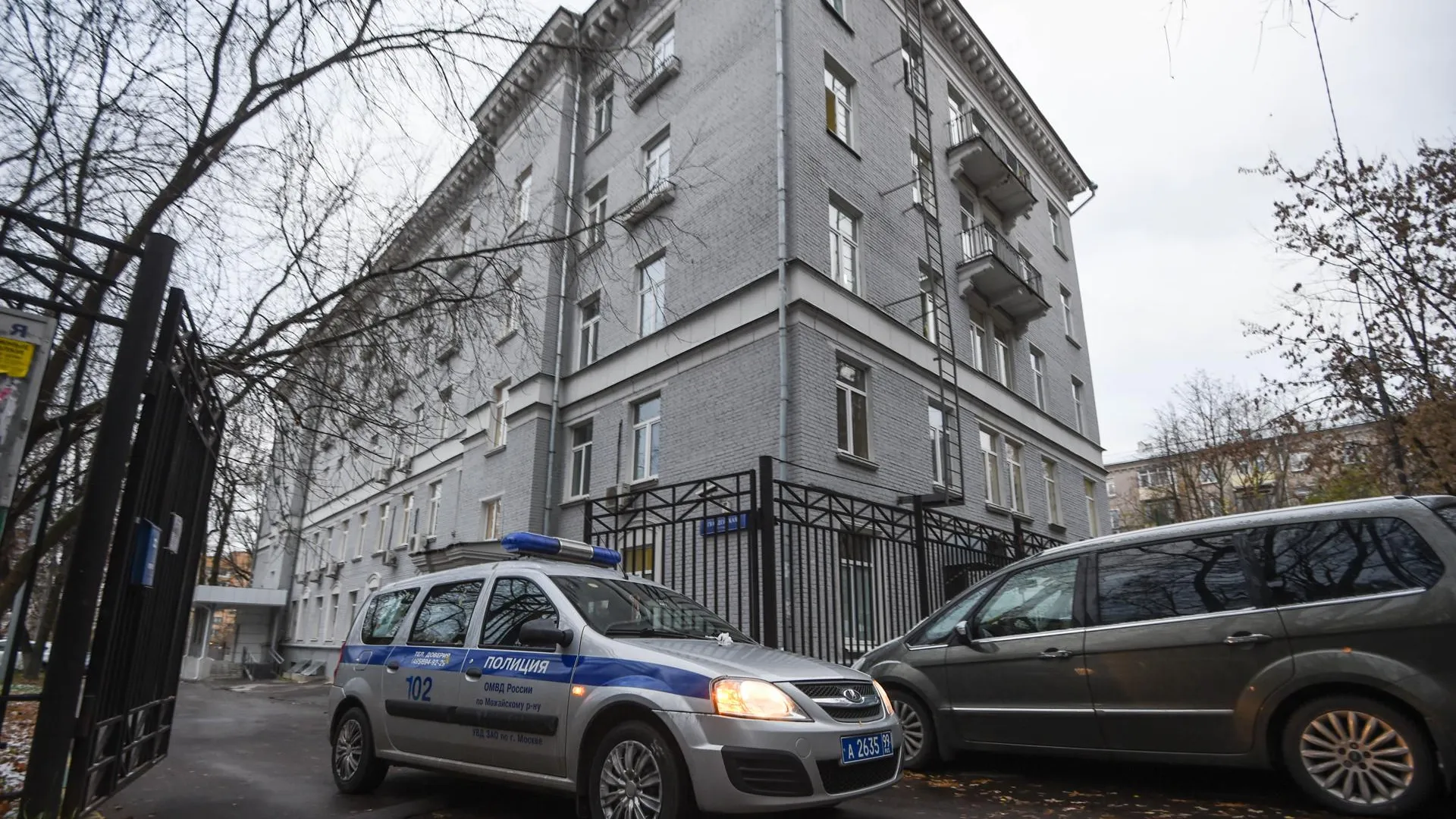 Обстановка у колледжа в Москве, где студент убил преподавателя
