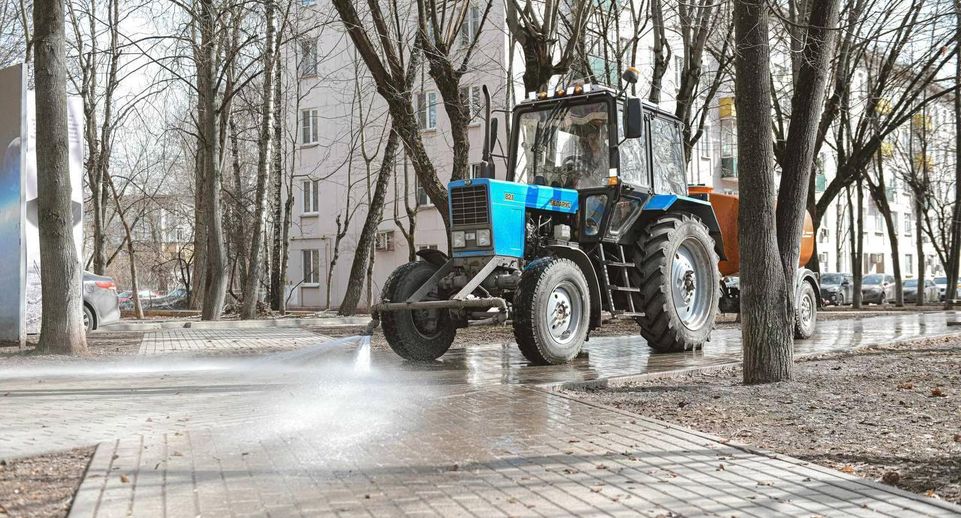 Свыше 9,6 тыс покрытий во дворах и проездах промыли в Подмосковье после зимы