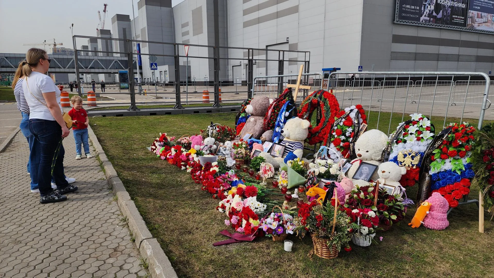 Люди продолжают приходить к стихийному мемориалу жертвам теракта у «Крокуса»