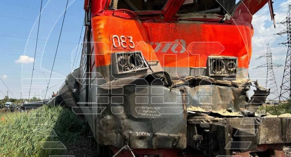 «Кабину размозжило»: поезд сильно поврежден после столкновения с грузовиком под Волгоградом