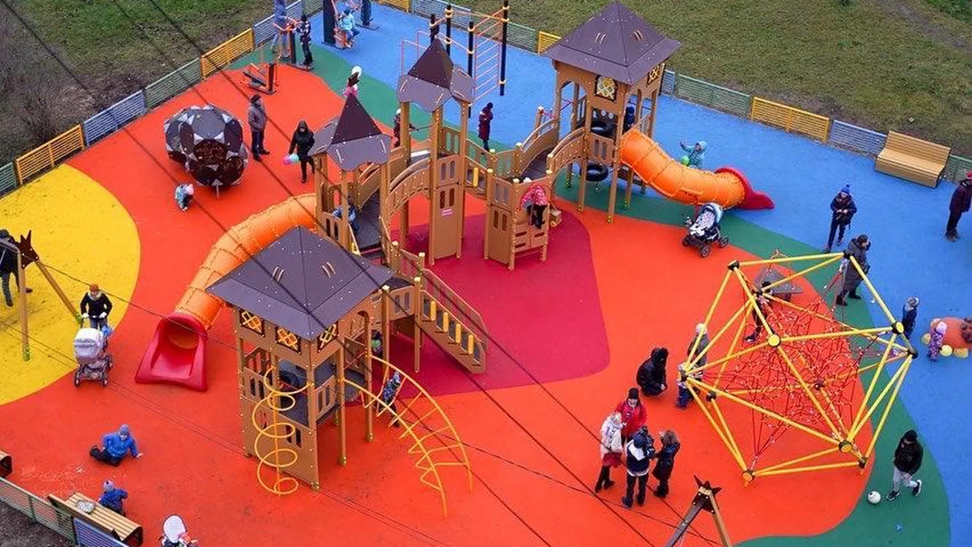 Все детские площадки по губернаторской программе установили в Подмосковье