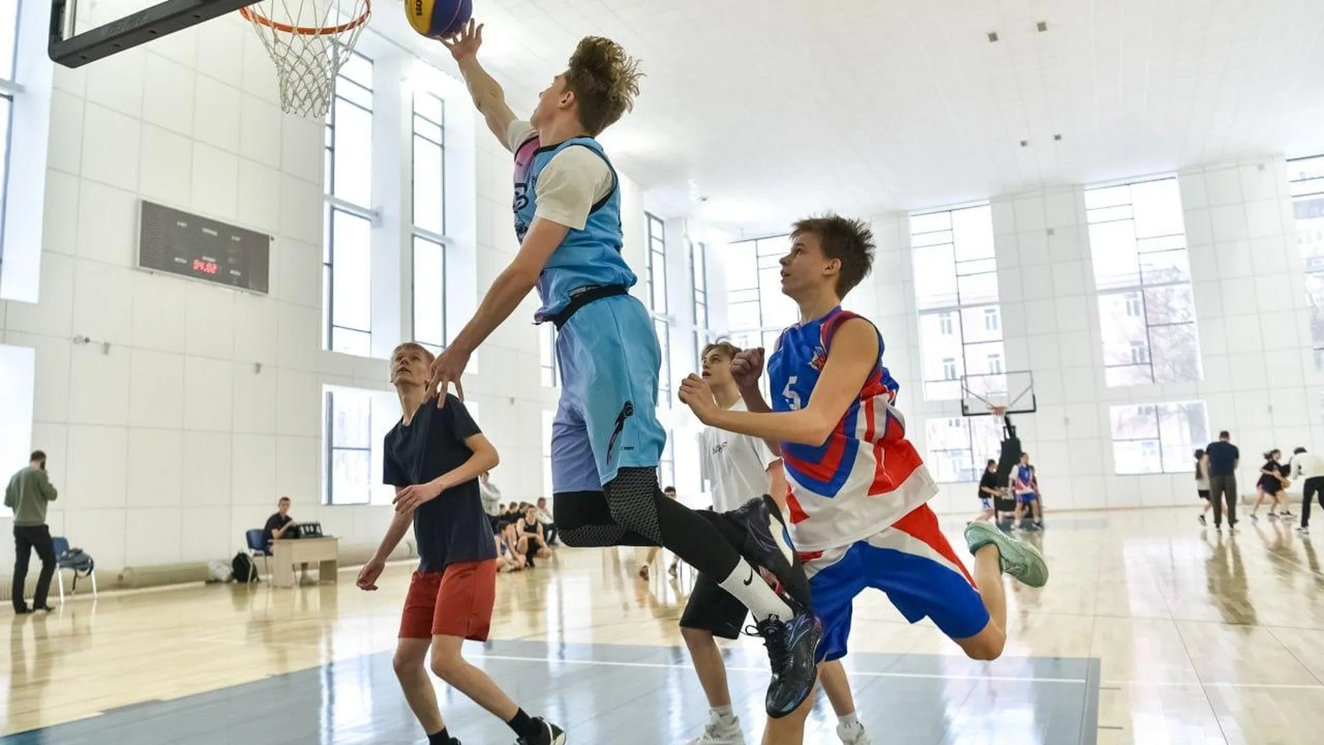 Баскетболисты школьной лиги Балашихи сыграли на обновленном стадионе «Труд»