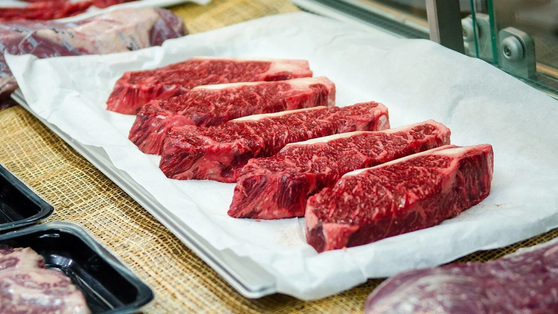 Диетолог Гинзбург: красное мясо опасно есть в жареном виде