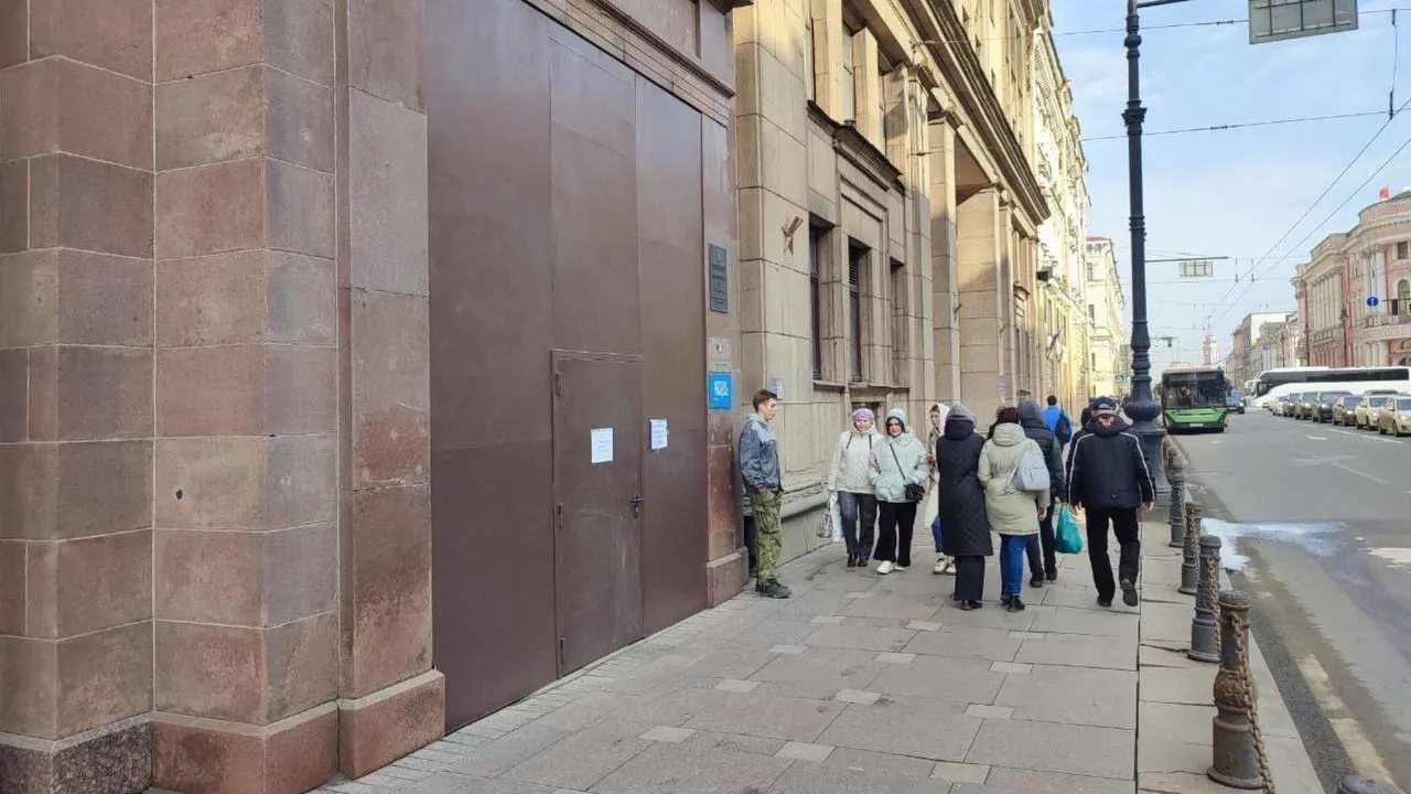 В Смольном объяснили пропажу двери дома, где находится генконсульство  Франции | РИАМО