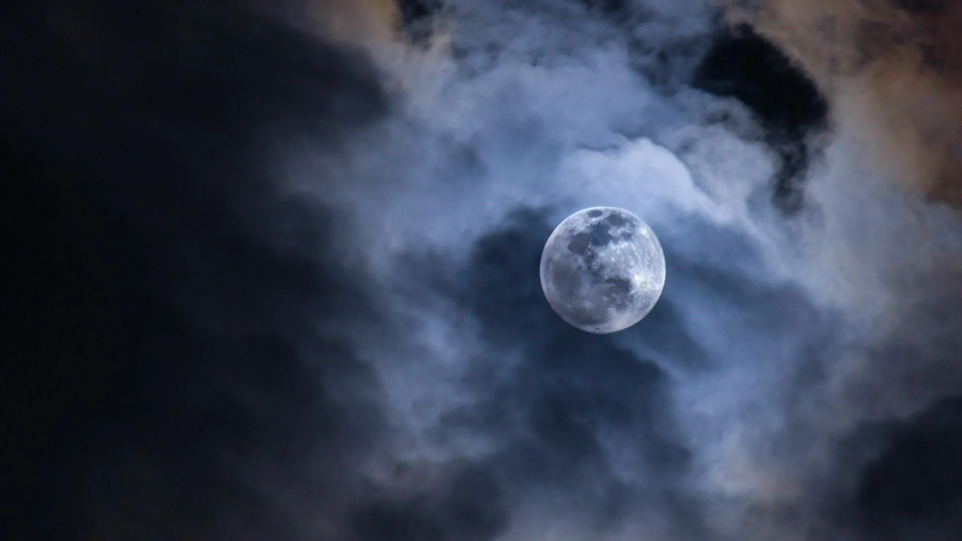 Ученые обнаружили опасное явление на Луне