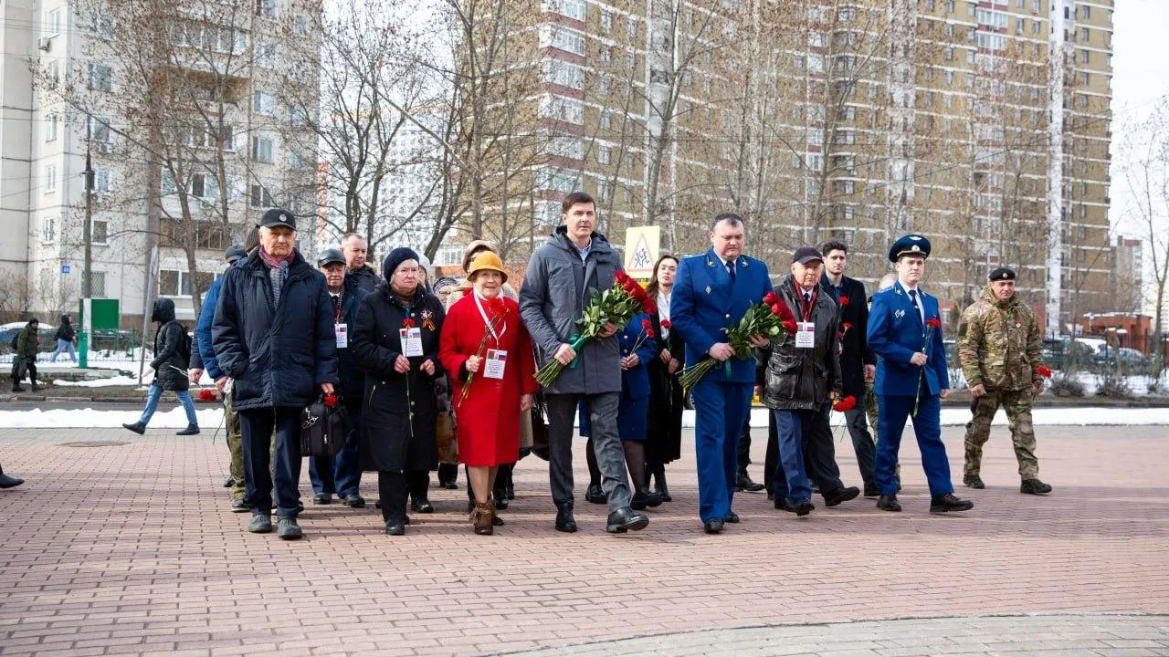 Глава Люберец с делегацией из Беларуси возложил цветы к памятнику «Три Ивана»