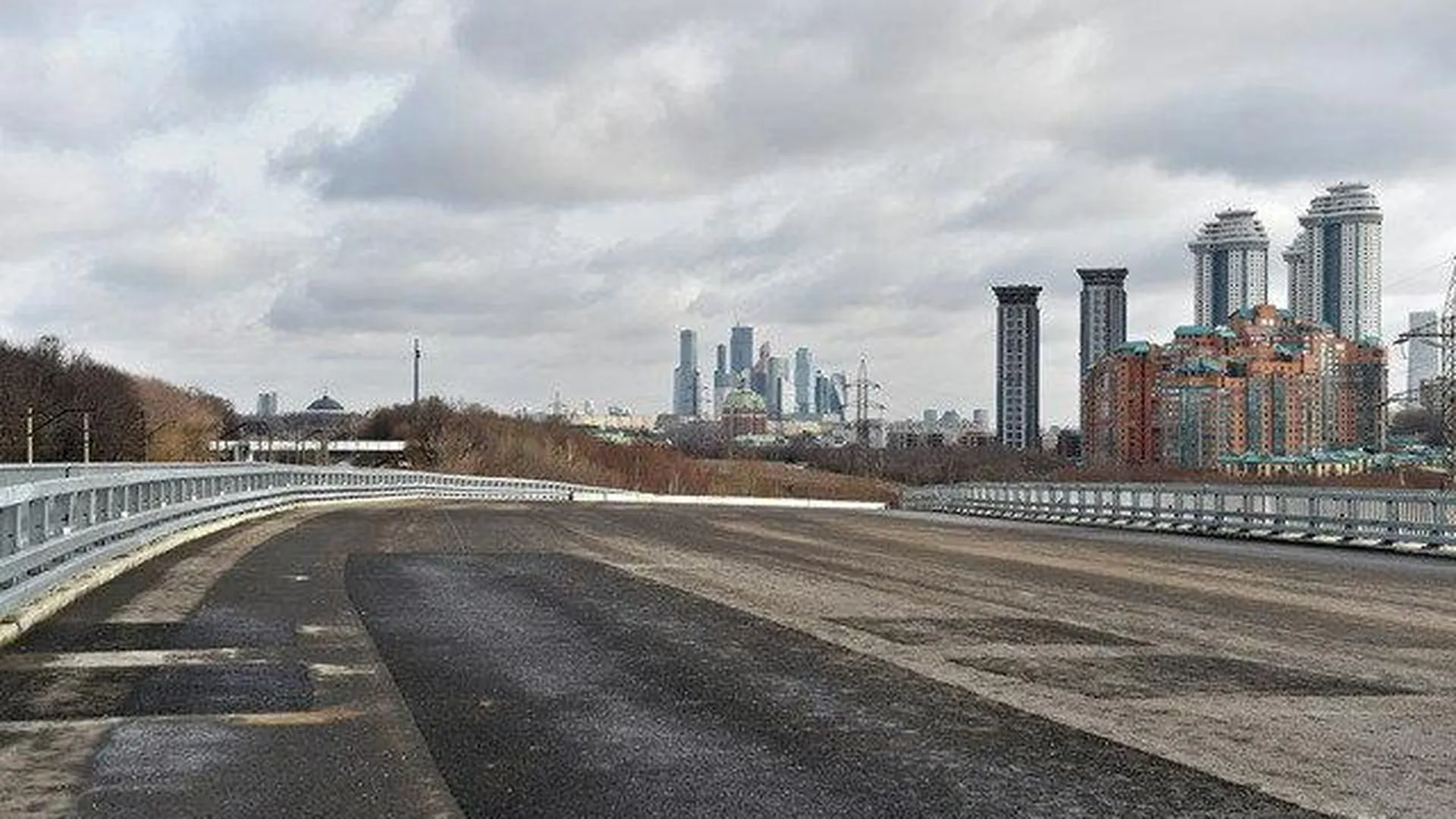 Монтаж конструкций тоннеля на развязке Аминьевского шоссе завершили в Москве